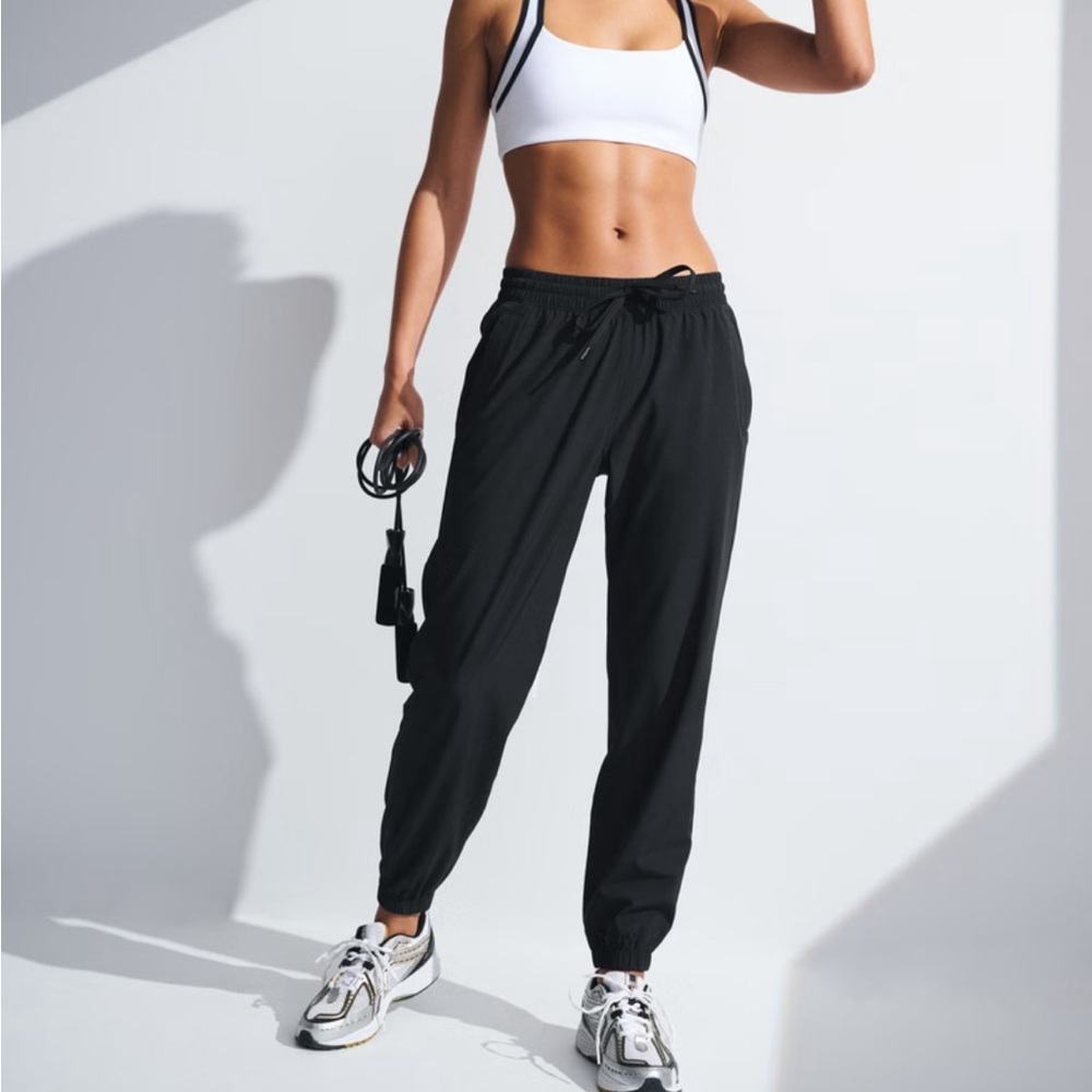 Abercrombie & Fitch YPB Motion TEK Joggers in Black size small